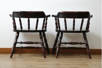 中古　美品　国産職人手作り　カバ材　品でクラシカルな佇まいがお洒落なキャプテンチェア2脚セット(アームチェア、ダイニングチェア、板座チェア、椅子、イス、バラ売り可能)(R-082741)