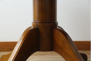 中古　美品　三越家具(現カントリーハウス)　Brugge(ブルージュ)　クラシカルな佇まいが魅力の伸長式ラウンドテーブル(ダイニングテーブル、エクステンションテーブル、丸テーブル、4人掛け、2人掛け、4人用、2人用、食卓)(定価約28万円)(R-082742)