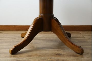 中古　美品　三越家具(現カントリーハウス)　Brugge(ブルージュ)　クラシカルな佇まいが魅力の伸長式ラウンドテーブル(ダイニングテーブル、エクステンションテーブル、丸テーブル、4人掛け、2人掛け、4人用、2人用、食卓)(定価約28万円)(R-082742)