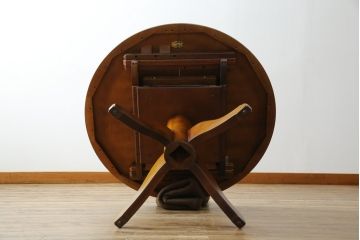 中古　美品　三越家具(現カントリーハウス)　Brugge(ブルージュ)　クラシカルな佇まいが魅力の伸長式ラウンドテーブル(ダイニングテーブル、エクステンションテーブル、丸テーブル、4人掛け、2人掛け、4人用、2人用、食卓)(定価約28万円)(R-082742)