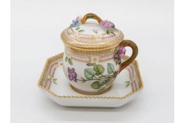 デンマーク　ROYAL COPENHAGEN(ロイヤルコペンハーゲン)　フローラダニカ　優雅で気品に満ちた蓋付きカップ&ソーサー(金彩、花、カスタードポット、マスタード、蓋物、洋食器、C&S、北欧)(R-082752)