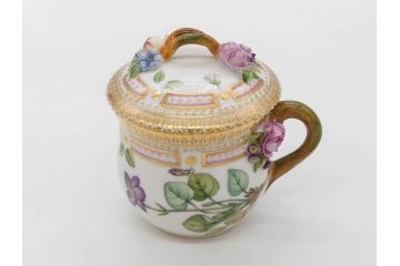 デンマーク　ROYAL COPENHAGEN(ロイヤルコペンハーゲン)　フローラダニカ　優雅で気品に満ちた蓋付きカップ&ソーサー(金彩、花、カスタードポット、マスタード、蓋物、洋食器、C&S、北欧)(R-082752)