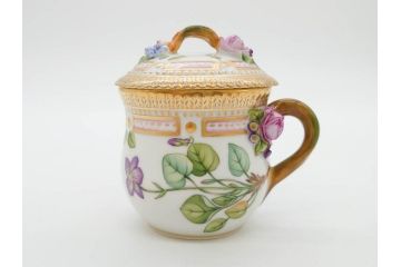 デンマーク　ROYAL COPENHAGEN(ロイヤルコペンハーゲン)　フローラダニカ　優雅で気品に満ちた蓋付きカップ&ソーサー(金彩、花、カスタードポット、マスタード、蓋物、洋食器、C&S、北欧)(R-082752)