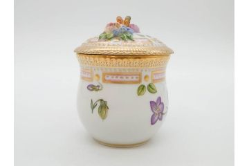 デンマーク　ROYAL COPENHAGEN(ロイヤルコペンハーゲン)　フローラダニカ　優雅で気品に満ちた蓋付きカップ&ソーサー(金彩、花、カスタードポット、マスタード、蓋物、洋食器、C&S、北欧)(R-082752)