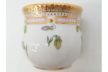 デンマーク　ROYAL COPENHAGEN(ロイヤルコペンハーゲン)　フローラダニカ　優雅で気品に満ちた蓋付きカップ&ソーサー(金彩、花、カスタードポット、マスタード、蓋物、洋食器、C&S、北欧)(R-082752)