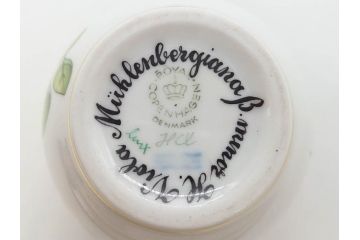 デンマーク　ROYAL COPENHAGEN(ロイヤルコペンハーゲン)　フローラダニカ　優雅で気品に満ちた蓋付きカップ&ソーサー(金彩、花、カスタードポット、マスタード、蓋物、洋食器、C&S、北欧)(R-082752)
