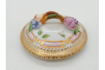 デンマーク　ROYAL COPENHAGEN(ロイヤルコペンハーゲン)　フローラダニカ　優雅で気品に満ちた蓋付きカップ&ソーサー(金彩、花、カスタードポット、マスタード、蓋物、洋食器、C&S、北欧)(R-082752)