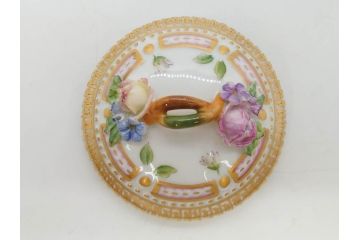 デンマーク　ROYAL COPENHAGEN(ロイヤルコペンハーゲン)　フローラダニカ　優雅で気品に満ちた蓋付きカップ&ソーサー(金彩、花、カスタードポット、マスタード、蓋物、洋食器、C&S、北欧)(R-082752)