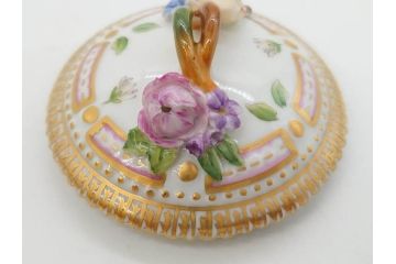 デンマーク　ROYAL COPENHAGEN(ロイヤルコペンハーゲン)　フローラダニカ　優雅で気品に満ちた蓋付きカップ&ソーサー(金彩、花、カスタードポット、マスタード、蓋物、洋食器、C&S、北欧)(R-082752)