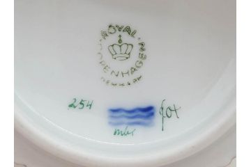 デンマーク　ROYAL COPENHAGEN(ロイヤルコペンハーゲン)　フローラダニカ　優雅で気品に満ちた蓋付きカップ&ソーサー(金彩、花、カスタードポット、マスタード、蓋物、洋食器、C&S、北欧)(R-082752)