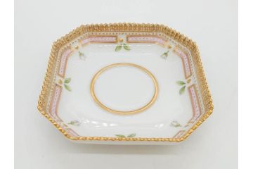 デンマーク　ROYAL COPENHAGEN(ロイヤルコペンハーゲン)　フローラダニカ　優雅で気品に満ちた蓋付きカップ&ソーサー(金彩、花、カスタードポット、マスタード、蓋物、洋食器、C&S、北欧)(R-082752)