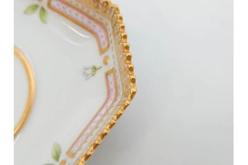 デンマーク　ROYAL COPENHAGEN(ロイヤルコペンハーゲン)　フローラダニカ　優雅で気品に満ちた蓋付きカップ&ソーサー(金彩、花、カスタードポット、マスタード、蓋物、洋食器、C&S、北欧)(R-082752)
