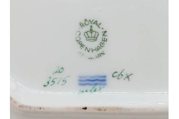 デンマーク　ROYAL COPENHAGEN(ロイヤルコペンハーゲン)　フローラダニカ　優雅で気品に満ちた蓋付きカップ&ソーサー(金彩、花、カスタードポット、マスタード、蓋物、洋食器、C&S、北欧)(R-082752)