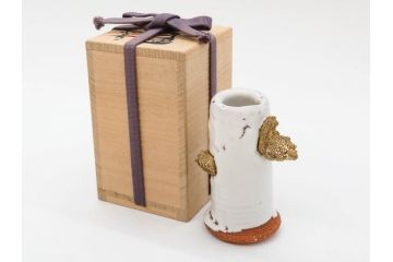 三輪和彦(十三代 三輪休雪)　匠の趣向が光る金耳盃(萩焼、耳付、杯、酒器、裏印、ウコン布付き、共箱付き)(R-082753)
