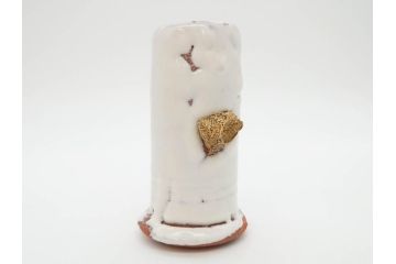 三輪和彦(十三代 三輪休雪)　匠の趣向が光る金耳盃(萩焼、耳付、杯、酒器、裏印、ウコン布付き、共箱付き)(R-082753)