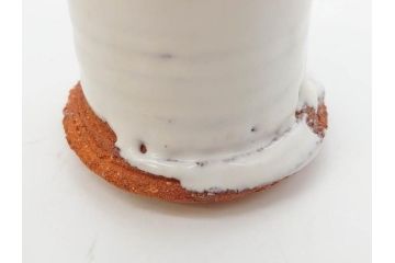 三輪和彦(十三代 三輪休雪)　匠の趣向が光る金耳盃(萩焼、耳付、杯、酒器、裏印、ウコン布付き、共箱付き)(R-082753)