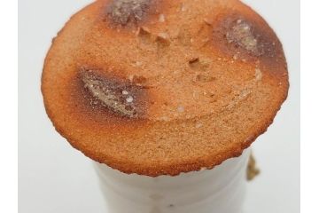 三輪和彦(十三代 三輪休雪)　匠の趣向が光る金耳盃(萩焼、耳付、杯、酒器、裏印、ウコン布付き、共箱付き)(R-082753)