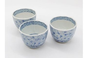江戸期　成化年製　古伊万里　染付　微塵唐草　松竹梅文　縁の波打ったデザインが目を引くそば猪口3客セット(蕎麦猪口、湯呑み、湯のみ、和食器)(R-082754)