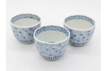 江戸期　成化年製　古伊万里　染付　微塵唐草　松竹梅文　縁の波打ったデザインが目を引くそば猪口3客セット(蕎麦猪口、湯呑み、湯のみ、和食器)(R-082754)