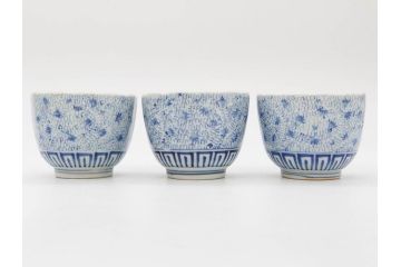 江戸期　成化年製　古伊万里　染付　微塵唐草　松竹梅文　縁の波打ったデザインが目を引くそば猪口3客セット(蕎麦猪口、湯呑み、湯のみ、和食器)(R-082754)