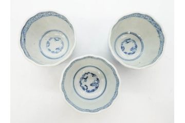 江戸期　成化年製　古伊万里　染付　微塵唐草　松竹梅文　縁の波打ったデザインが目を引くそば猪口3客セット(蕎麦猪口、湯呑み、湯のみ、和食器)(R-082754)