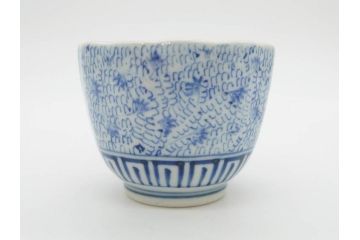 江戸期　成化年製　古伊万里　染付　微塵唐草　松竹梅文　縁の波打ったデザインが目を引くそば猪口3客セット(蕎麦猪口、湯呑み、湯のみ、和食器)(R-082754)