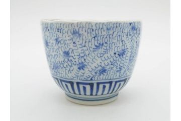 江戸期　成化年製　古伊万里　染付　微塵唐草　松竹梅文　縁の波打ったデザインが目を引くそば猪口3客セット(蕎麦猪口、湯呑み、湯のみ、和食器)(R-082754)
