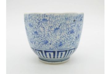江戸期　成化年製　古伊万里　染付　微塵唐草　松竹梅文　縁の波打ったデザインが目を引くそば猪口3客セット(蕎麦猪口、湯呑み、湯のみ、和食器)(R-082754)
