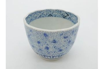 江戸期　成化年製　古伊万里　染付　微塵唐草　松竹梅文　縁の波打ったデザインが目を引くそば猪口3客セット(蕎麦猪口、湯呑み、湯のみ、和食器)(R-082754)