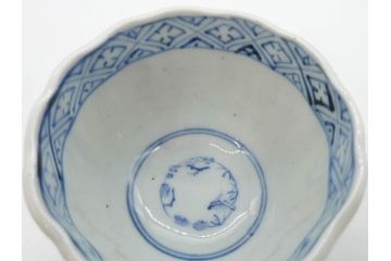 江戸期　成化年製　古伊万里　染付　微塵唐草　松竹梅文　縁の波打ったデザインが目を引くそば猪口3客セット(蕎麦猪口、湯呑み、湯のみ、和食器)(R-082754)