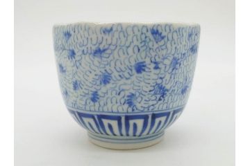 江戸期　成化年製　古伊万里　染付　微塵唐草　松竹梅文　縁の波打ったデザインが目を引くそば猪口3客セット(蕎麦猪口、湯呑み、湯のみ、和食器)(R-082754)