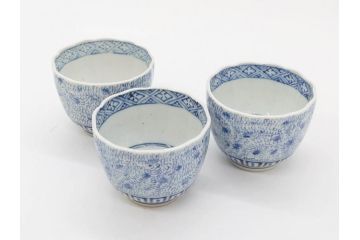 江戸期　成化年製　古伊万里　染付　微塵唐草　松竹梅文　落ち着いた佇まいのそば猪口3客セット(蕎麦猪口、湯呑み、湯のみ、和食器)(R-082755)