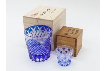 須田秀石　瑠璃被籠目紋　切立盃/伝統工芸　太武朗　江戸切子　色被せ　グラス　繊細な輝きに見惚れる切子2点セット(青、桜、硝子、杯、酒器、共箱付)(R-082758)