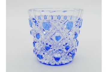 須田秀石　瑠璃被籠目紋　切立盃/伝統工芸　太武朗　江戸切子　色被せ　グラス　繊細な輝きに見惚れる切子2点セット(青、桜、硝子、杯、酒器、共箱付)(R-082758)