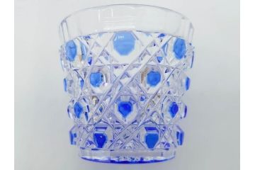 須田秀石　瑠璃被籠目紋　切立盃/伝統工芸　太武朗　江戸切子　色被せ　グラス　繊細な輝きに見惚れる切子2点セット(青、桜、硝子、杯、酒器、共箱付)(R-082758)