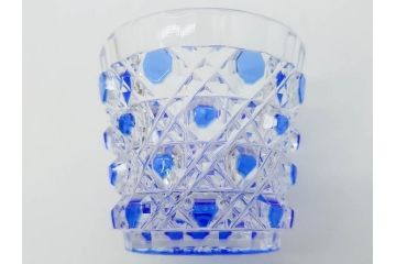 須田秀石　瑠璃被籠目紋　切立盃/伝統工芸　太武朗　江戸切子　色被せ　グラス　繊細な輝きに見惚れる切子2点セット(青、桜、硝子、杯、酒器、共箱付)(R-082758)