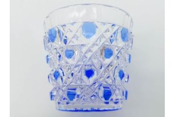 須田秀石　瑠璃被籠目紋　切立盃/伝統工芸　太武朗　江戸切子　色被せ　グラス　繊細な輝きに見惚れる切子2点セット(青、桜、硝子、杯、酒器、共箱付)(R-082758)