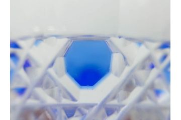 須田秀石　瑠璃被籠目紋　切立盃/伝統工芸　太武朗　江戸切子　色被せ　グラス　繊細な輝きに見惚れる切子2点セット(青、桜、硝子、杯、酒器、共箱付)(R-082758)
