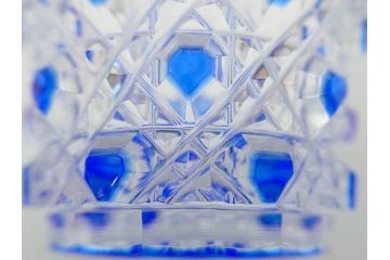 須田秀石　瑠璃被籠目紋　切立盃/伝統工芸　太武朗　江戸切子　色被せ　グラス　繊細な輝きに見惚れる切子2点セット(青、桜、硝子、杯、酒器、共箱付)(R-082758)