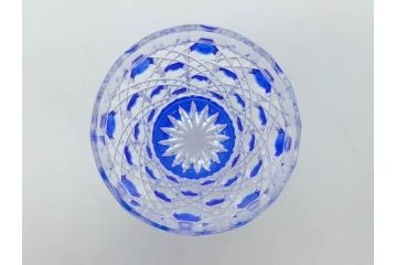 須田秀石　瑠璃被籠目紋　切立盃/伝統工芸　太武朗　江戸切子　色被せ　グラス　繊細な輝きに見惚れる切子2点セット(青、桜、硝子、杯、酒器、共箱付)(R-082758)