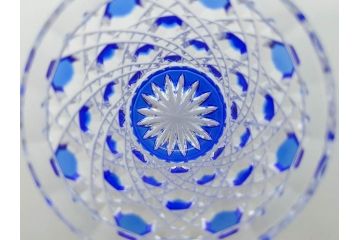 須田秀石　瑠璃被籠目紋　切立盃/伝統工芸　太武朗　江戸切子　色被せ　グラス　繊細な輝きに見惚れる切子2点セット(青、桜、硝子、杯、酒器、共箱付)(R-082758)