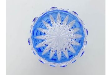 須田秀石　瑠璃被籠目紋　切立盃/伝統工芸　太武朗　江戸切子　色被せ　グラス　繊細な輝きに見惚れる切子2点セット(青、桜、硝子、杯、酒器、共箱付)(R-082758)