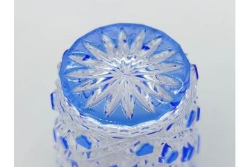 須田秀石　瑠璃被籠目紋　切立盃/伝統工芸　太武朗　江戸切子　色被せ　グラス　繊細な輝きに見惚れる切子2点セット(青、桜、硝子、杯、酒器、共箱付)(R-082758)