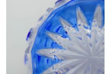 須田秀石　瑠璃被籠目紋　切立盃/伝統工芸　太武朗　江戸切子　色被せ　グラス　繊細な輝きに見惚れる切子2点セット(青、桜、硝子、杯、酒器、共箱付)(R-082758)