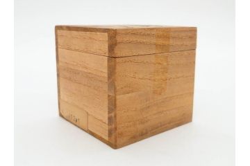 須田秀石　瑠璃被籠目紋　切立盃/伝統工芸　太武朗　江戸切子　色被せ　グラス　繊細な輝きに見惚れる切子2点セット(青、桜、硝子、杯、酒器、共箱付)(R-082758)
