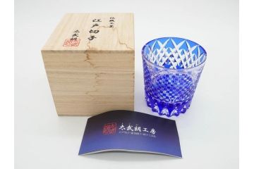 須田秀石　瑠璃被籠目紋　切立盃/伝統工芸　太武朗　江戸切子　色被せ　グラス　繊細な輝きに見惚れる切子2点セット(青、桜、硝子、杯、酒器、共箱付)(R-082758)