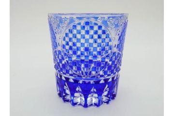 須田秀石　瑠璃被籠目紋　切立盃/伝統工芸　太武朗　江戸切子　色被せ　グラス　繊細な輝きに見惚れる切子2点セット(青、桜、硝子、杯、酒器、共箱付)(R-082758)