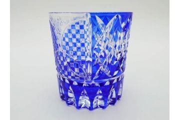 須田秀石　瑠璃被籠目紋　切立盃/伝統工芸　太武朗　江戸切子　色被せ　グラス　繊細な輝きに見惚れる切子2点セット(青、桜、硝子、杯、酒器、共箱付)(R-082758)