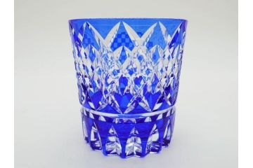 須田秀石　瑠璃被籠目紋　切立盃/伝統工芸　太武朗　江戸切子　色被せ　グラス　繊細な輝きに見惚れる切子2点セット(青、桜、硝子、杯、酒器、共箱付)(R-082758)