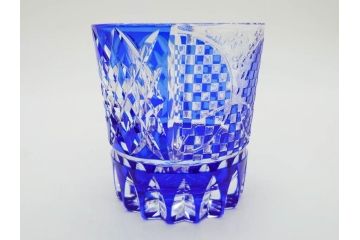 須田秀石　瑠璃被籠目紋　切立盃/伝統工芸　太武朗　江戸切子　色被せ　グラス　繊細な輝きに見惚れる切子2点セット(青、桜、硝子、杯、酒器、共箱付)(R-082758)